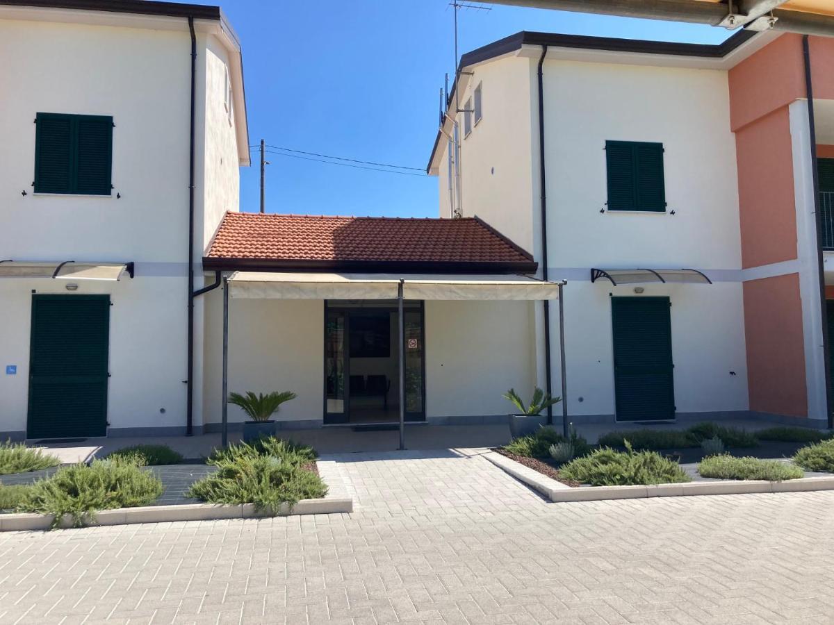 Aparthotel Rta La Pineta Sarzana Zewnętrze zdjęcie